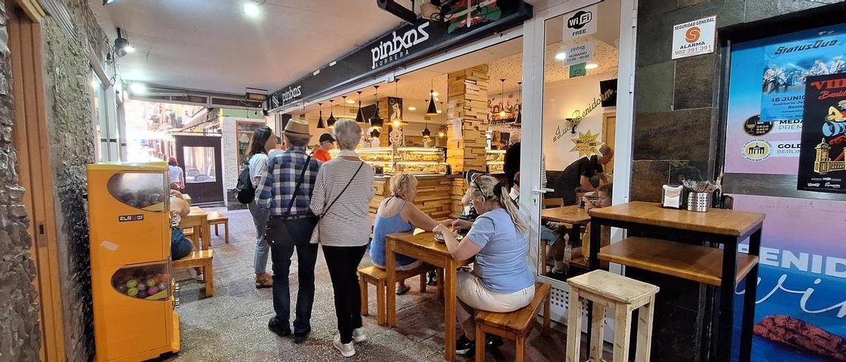 Uno de los locales de "pintxos" de la zona vasca de Benidorm.
