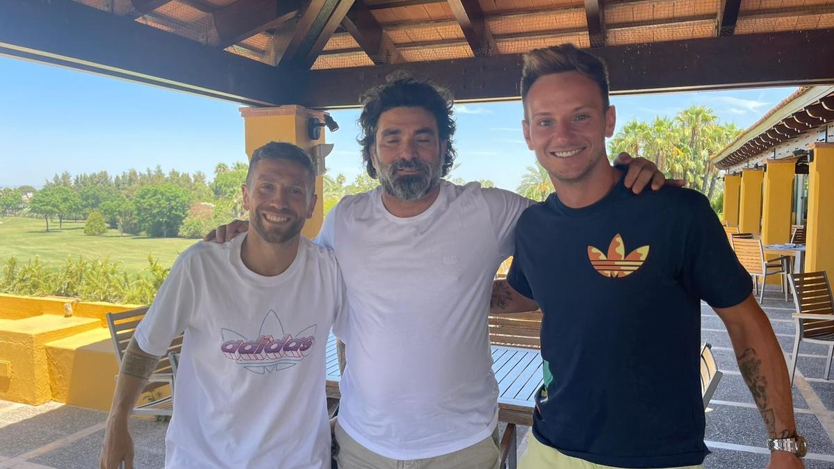 El empresario argentino David Rozencwaig (en el centro de la imagen), uno de los principales querellados del 'caso Shirtum', junto a 'Papu' Gómez e Ivan Rakitic, que participaron en el proyecto de Shirtum.