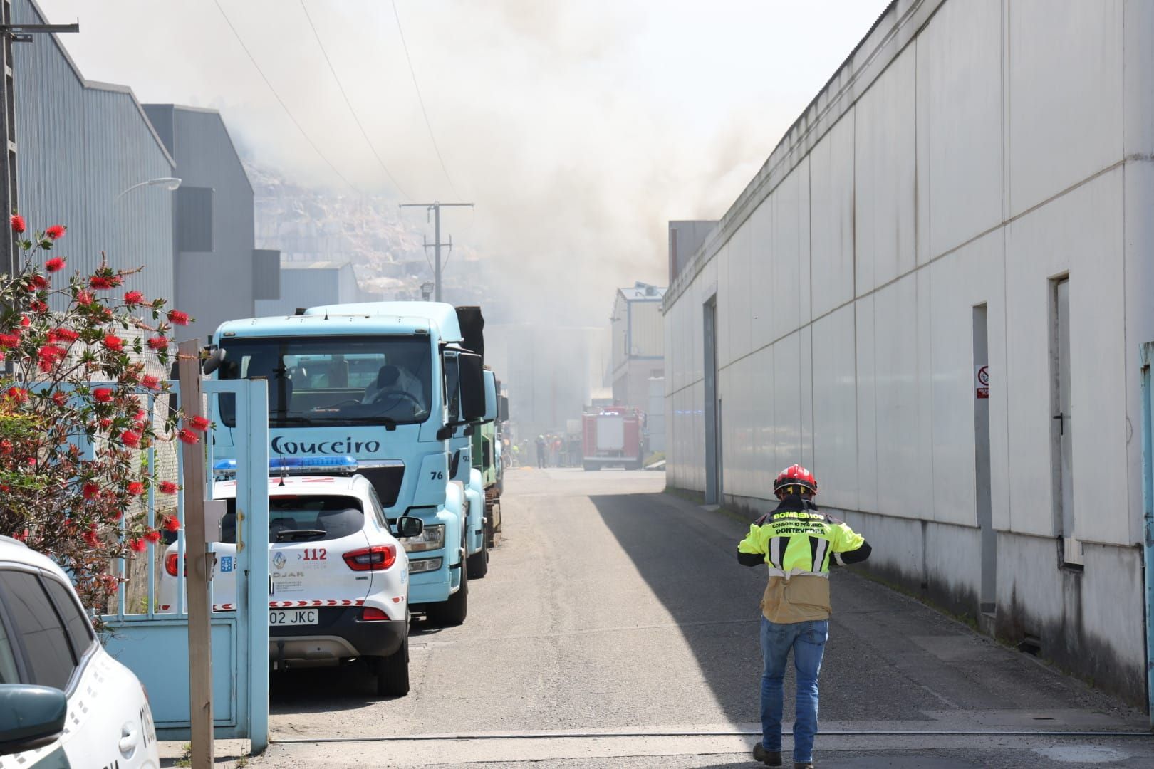 Impresionante incendio en una nave de gestión de residuos en O Porriño