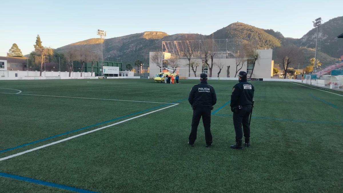 El helicóptero ha aterrizado sobre el campo de fútbol para trasladar al herido a La Fe