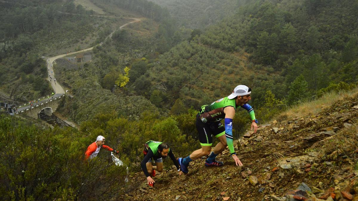 Espectacular imagen en el Kilómetro Vertical en Las Hurdes, con Madruga apareciendo el primero a la derecha.