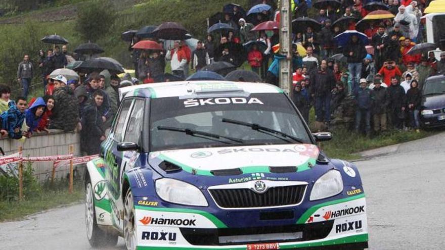 Alberto Hevia, a los mandos de su Skoda, en uno de los tramos de la prueba de Tineo.