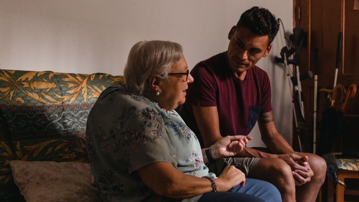 Pilar, junto a Carlos, que acude a verla como voluntario a su casa de Madrid.