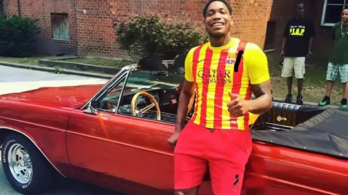 El jugador posando con una camiseta del FC Barcelona