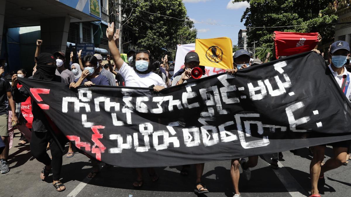 Ciudadanos birmanos participan en las protestas 'relámpago'