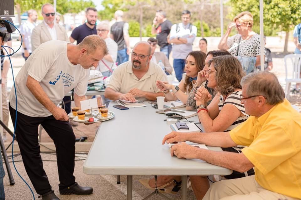 El jurado recibe algunos «cremaets» para su degustación.