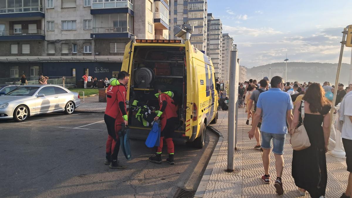 En imágenes: Angustiosa búsqueda de un bañista desaparecido en la playa de Salinas