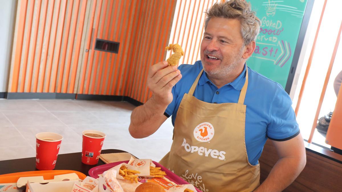 POPEYE. HAMBUERGUESAS DE POLLO. MIKI NADAL PROMOCIONA LA FIRMA. PUERTO VENECIA. ZARAGOZA