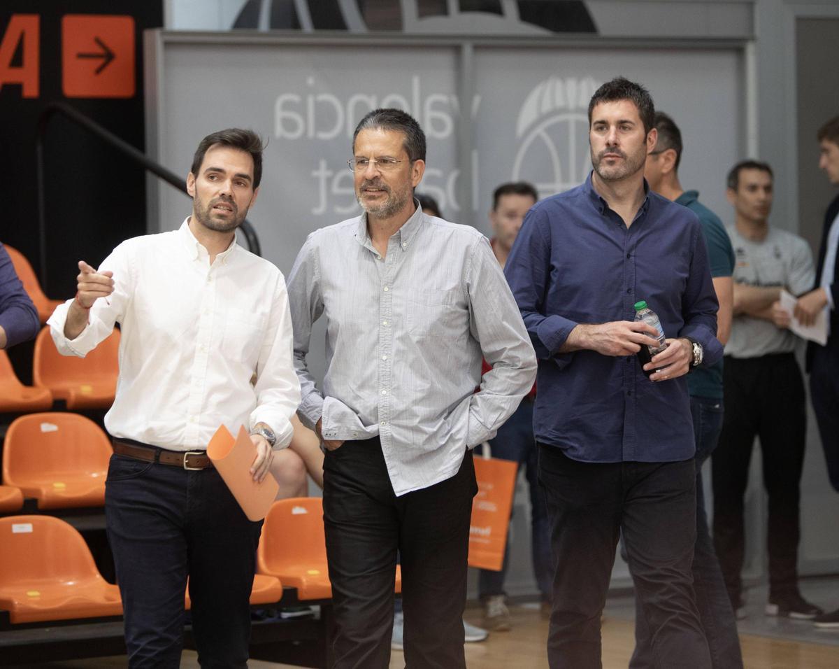 Enric Carbonell, Pedro Martínez y Luis Arbalejo, en la presentación del técnico en L'Alqueria