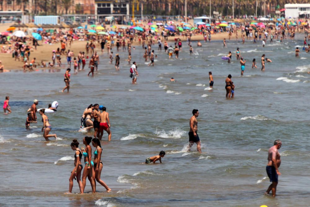 Primer día tras el estado de alarma: playas, centros comerciales y vuelos en Manises