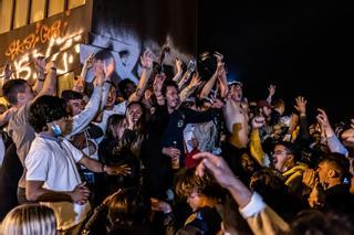 Los turistas, desde los botellones de Barcelona: "Aquí somos más libres"