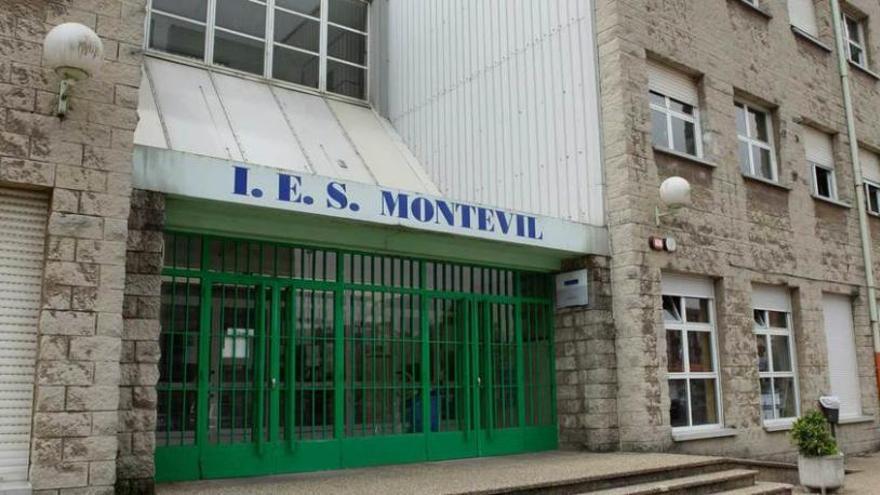 La puerta principal de acceso al IES Montevil.