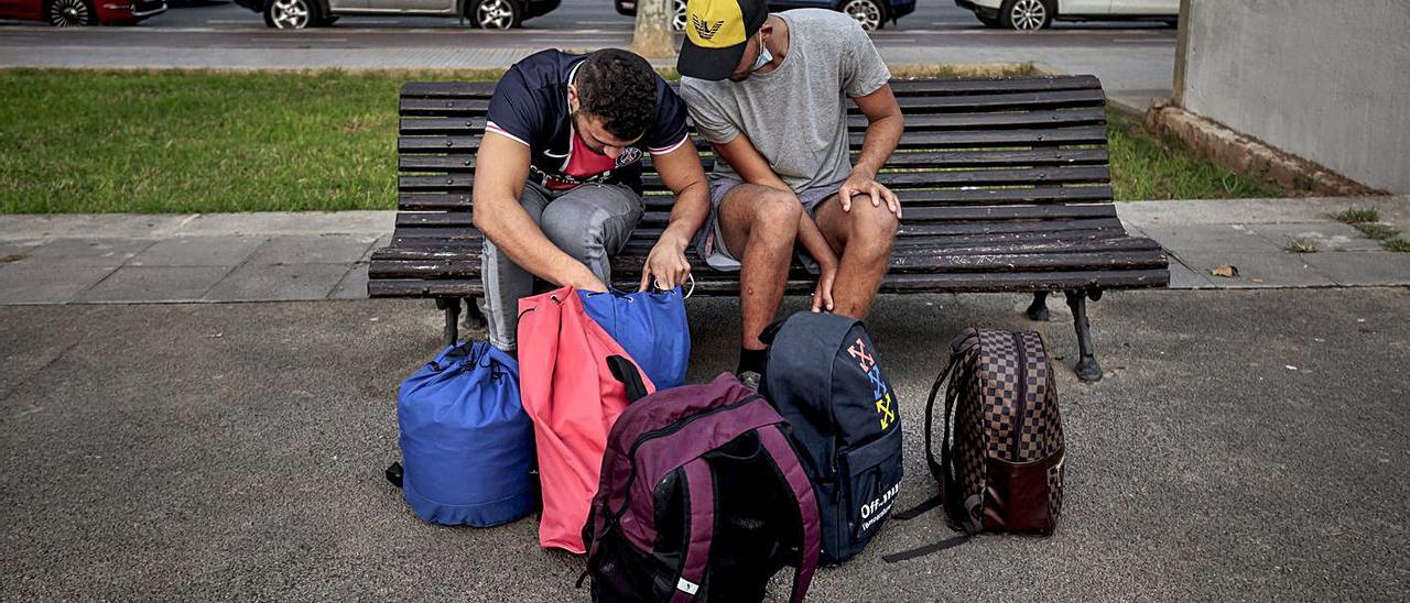 Dos migrantes en la plaza de s’Escorxador esperan las instrucciones de Cruz Roja.