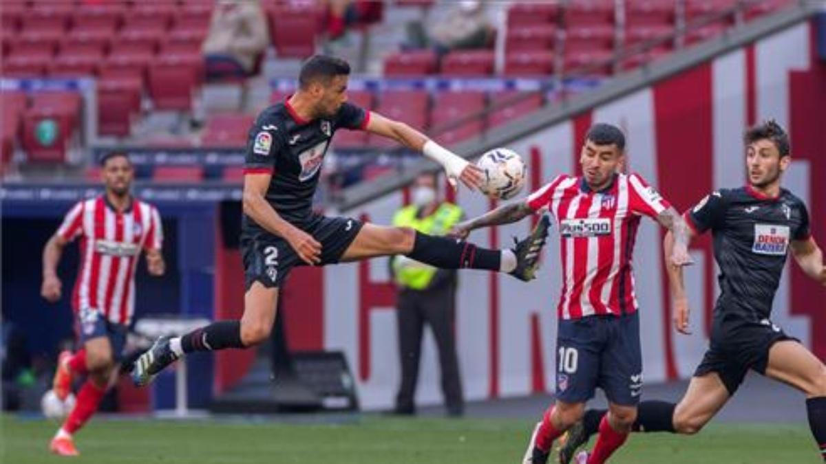 Burgos luchando el balón con Correa