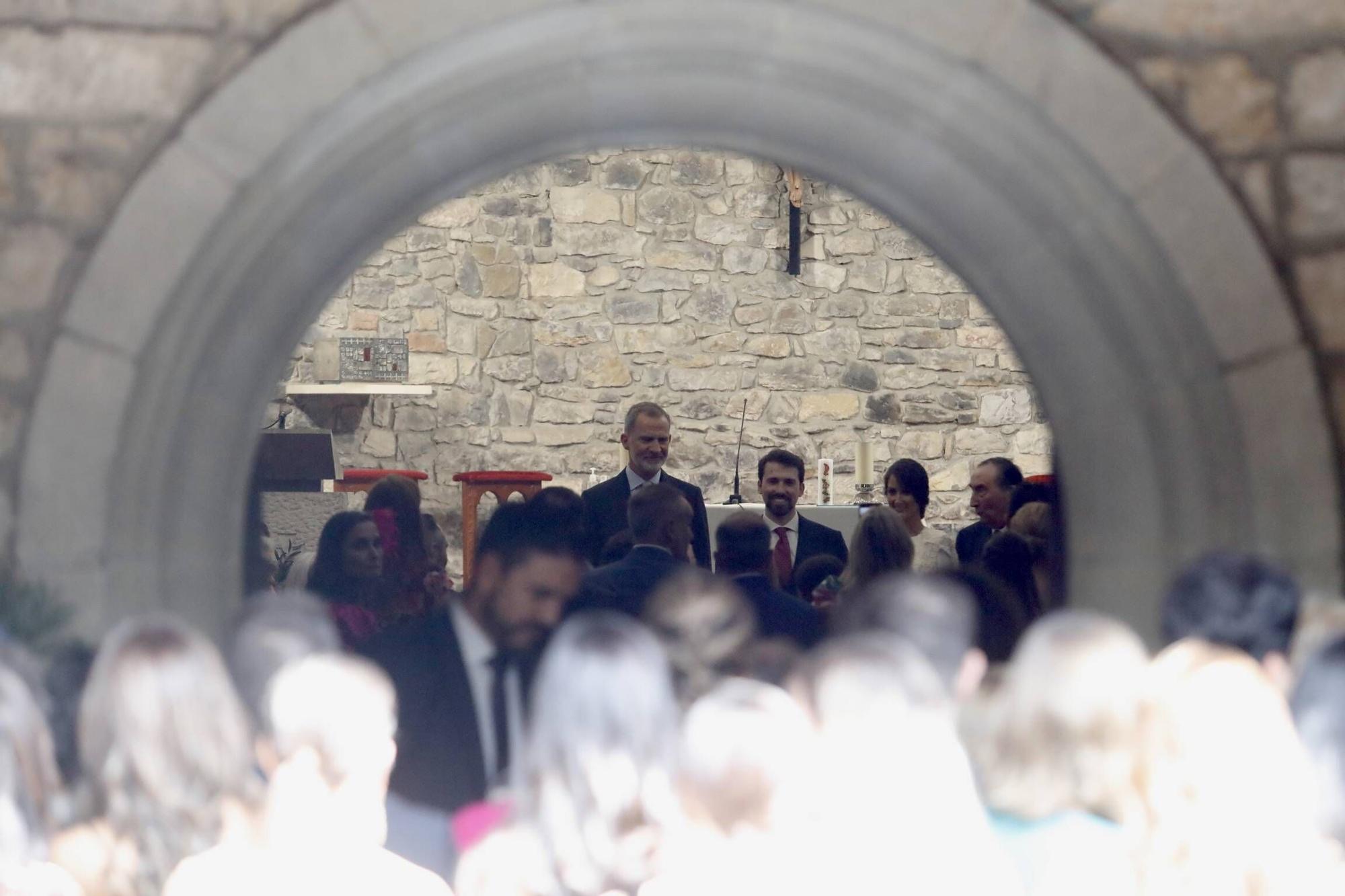 El Rey Felipe VI, testigo de excepción en la boda de su ahijado en Gijón (en imágenes)