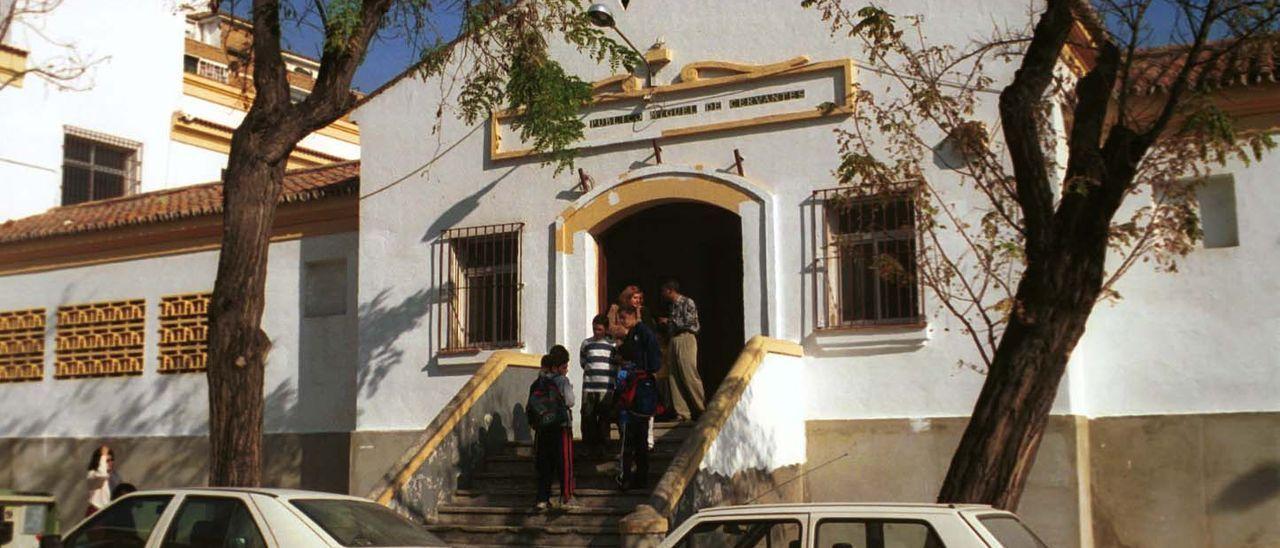 Fachada del CEIP Miguel de Cervantes en una foto de archivo.