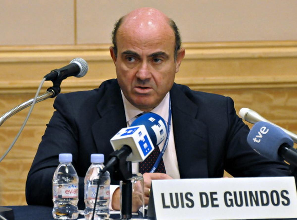 El ministre d’Economia espanyol, Luis De Guindos, durant la roda de premsa que ha ofert aquest dissabte a Tòquio. El ministre d’Economia espanyol, Luis De Guindos, durant la roda de premsa que ha ofert aquest dissabte a Tòquio.