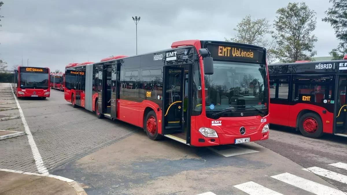 Nuevos autobuses híbridos y articulados aparcados en las cocheras de San Isidro.