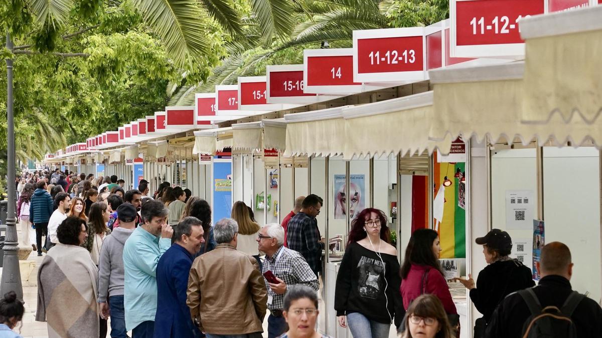 Los primeros visitantes de la Feria del Libro de Málaga