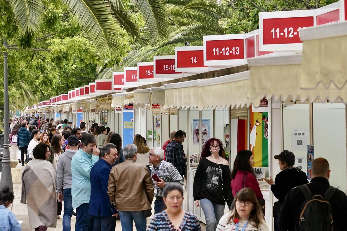 Los primeros visitantes de la Feria del Libro de Málaga