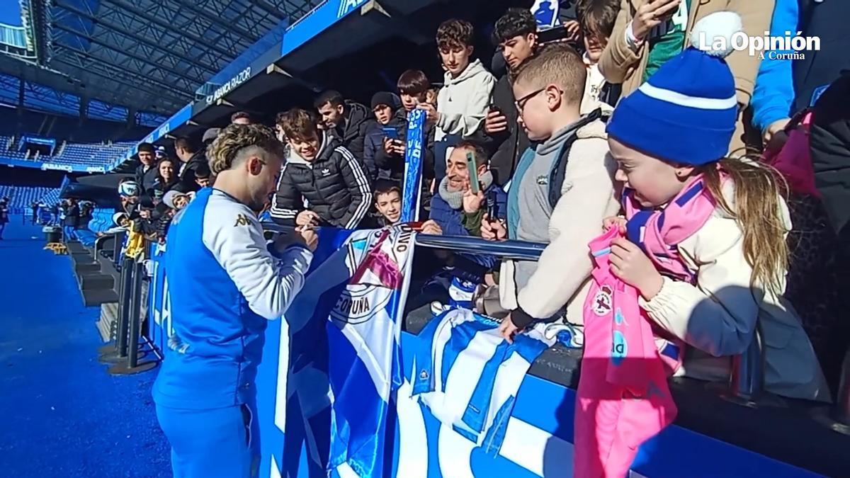La afición blanquiazul aclama a Yeremay, Mella y más ídolos deportivistas en la jornada de puertas abiertas en Riazor