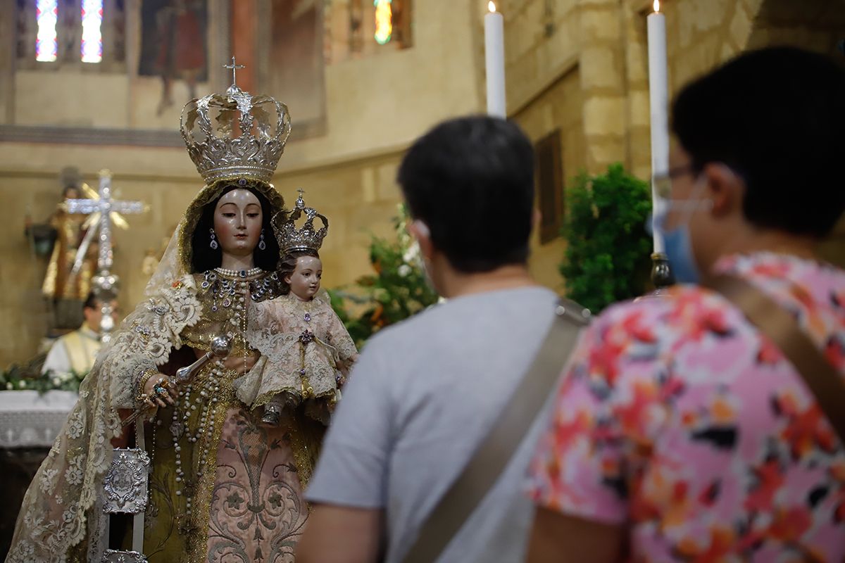 Cientos de cordobeses visitan a la Virgen de los Remedios como cada martes y 13