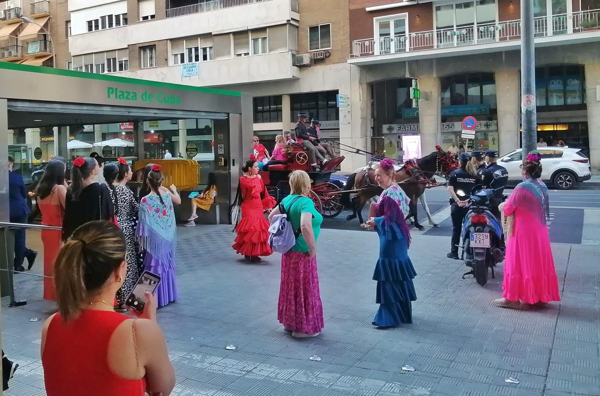 Agentes de la Policía Nacional, en la parada de metro de Plaza de Cuba.