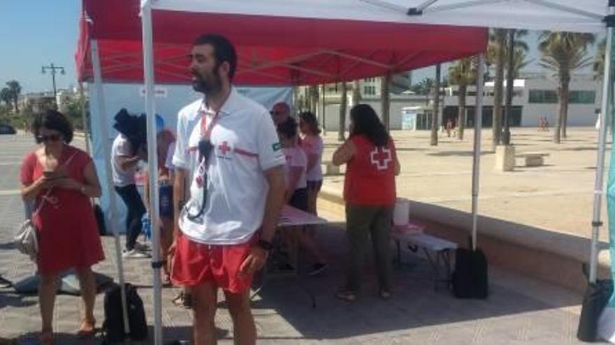 La campaña de Cruz Roja en la playa del Cabanyal.