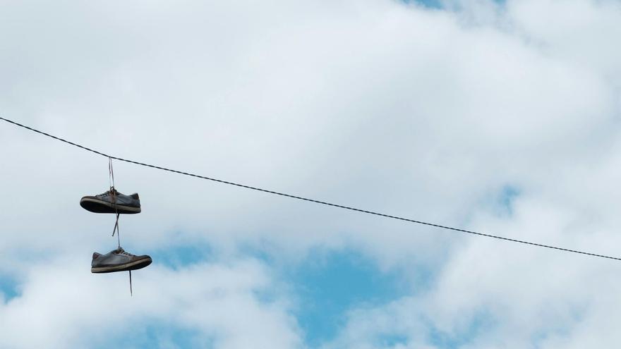 Se desvela el motivo por el que se cuelgan zapatillas en los cables de las calles