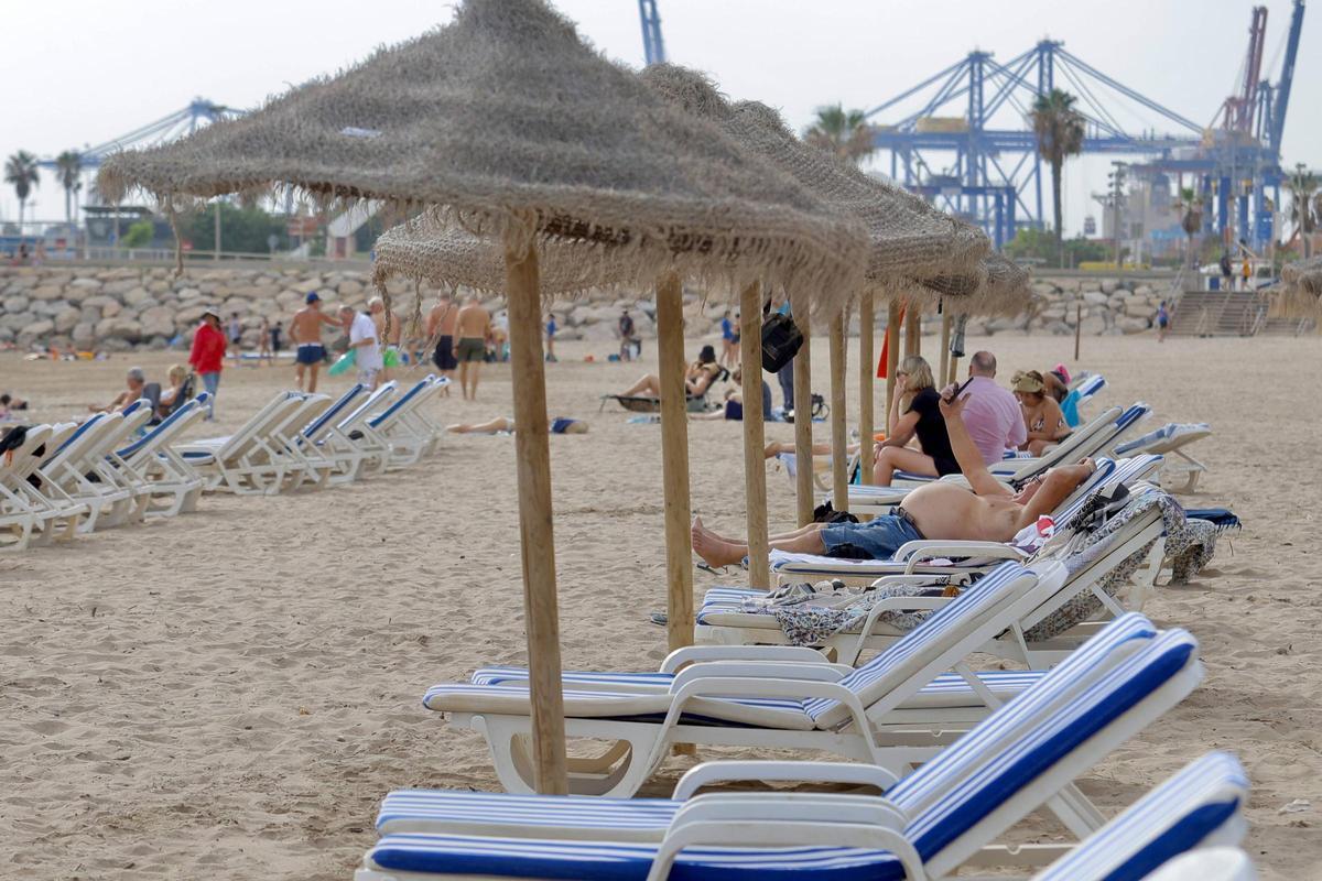 Gran ambiente en las playas de València, pese a las nubes