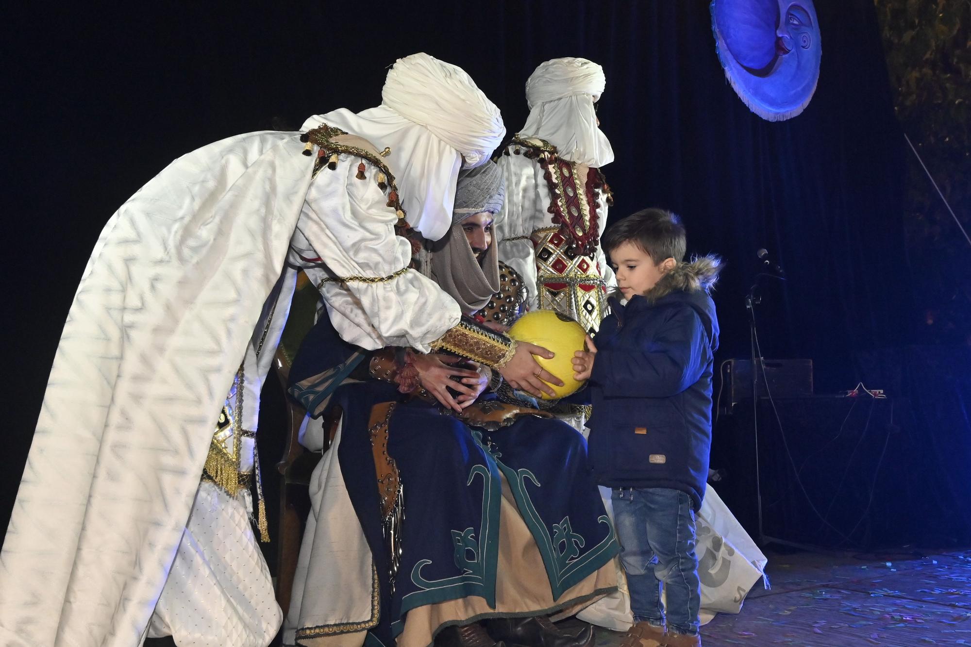 Los peques de Castelló entregan al Cartero Real las misivas con sus deseos. Encuentra tu foto.