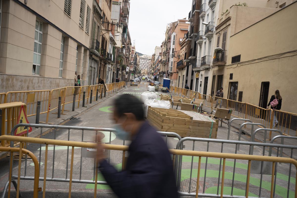 Calle Mallorca con calle Muntanya, donde hay obras para pacificar el entorno urbano. Fotos del entorno escolar del colegio Escola Mare de Déu de Núria, de la zona de calle Mallorca con Sibèlius.