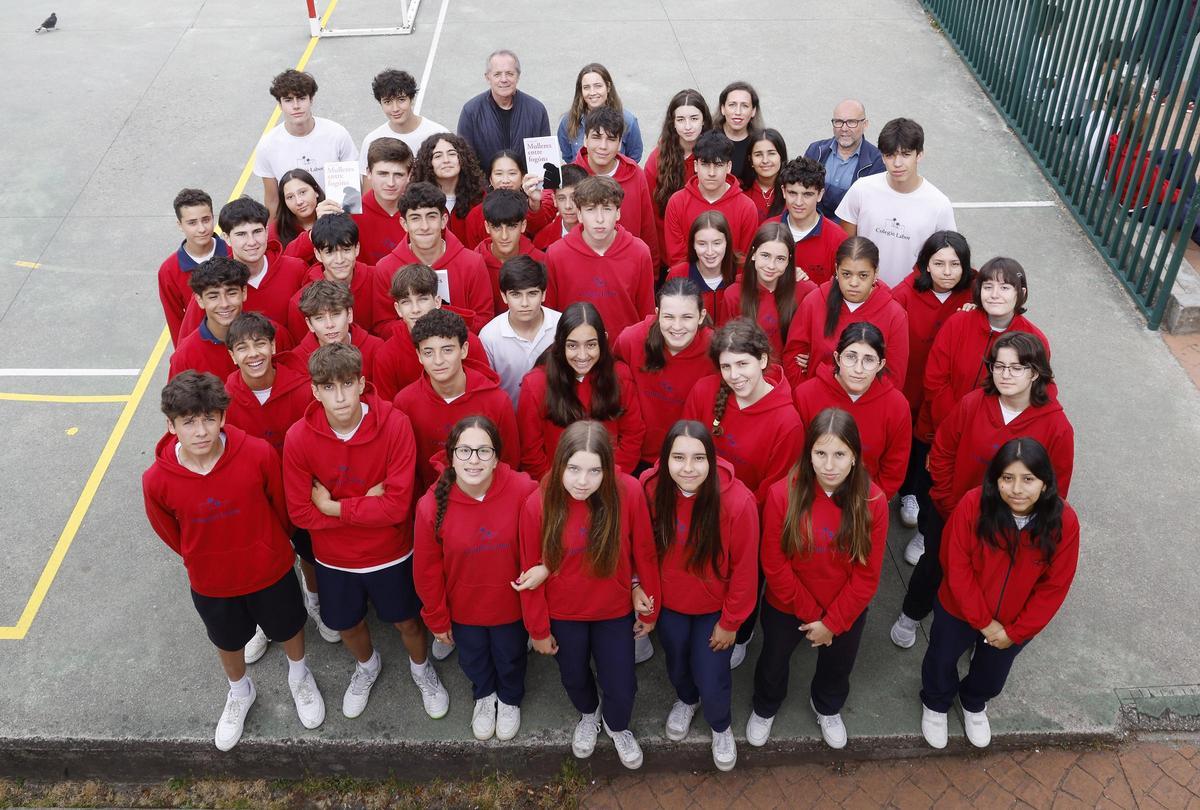 Alumnos y profesores implicados en el proyecto y el libro "Mulleres entre fogóns".