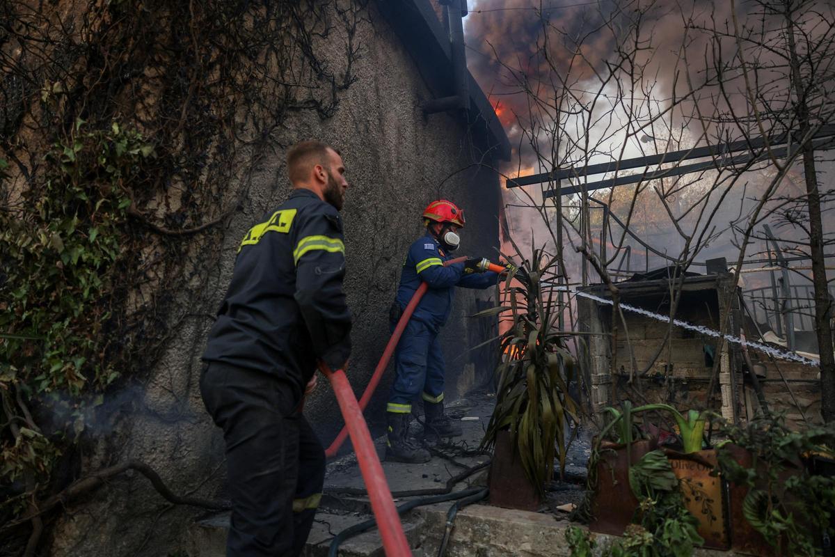 Dos grandes incencios cerca de Atenas obligan a evacuar a miles de personas