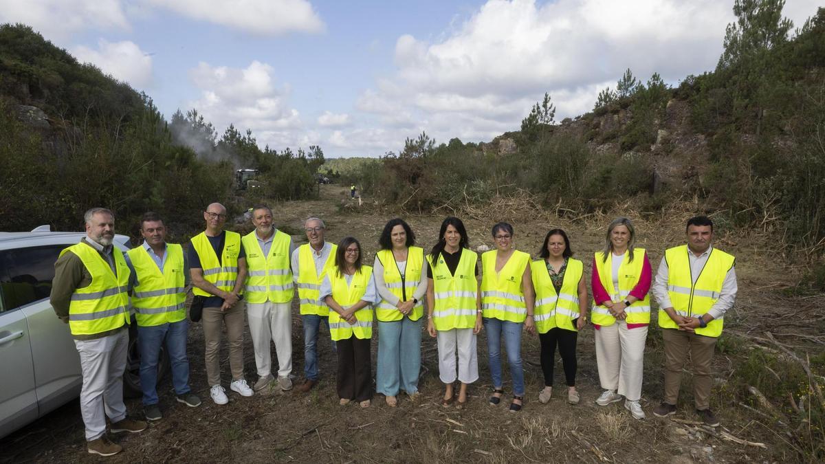 María M. Allegue, octava por la izquierda, junto a Do Campo, a su derecha, con alcaldes y alcaldesas de la Costa da Morte, en el inicio de las obras.