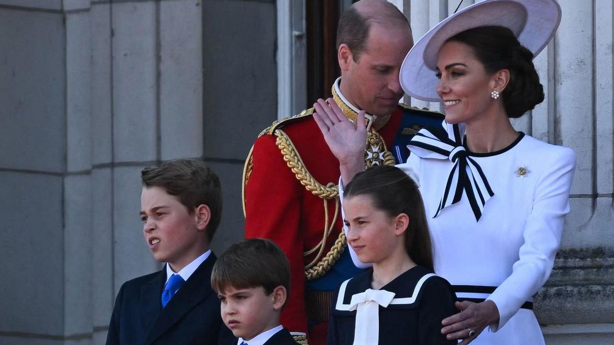 Los príncipes de Gales, junto a sus hijos, en el balcón de Buckingham Palace