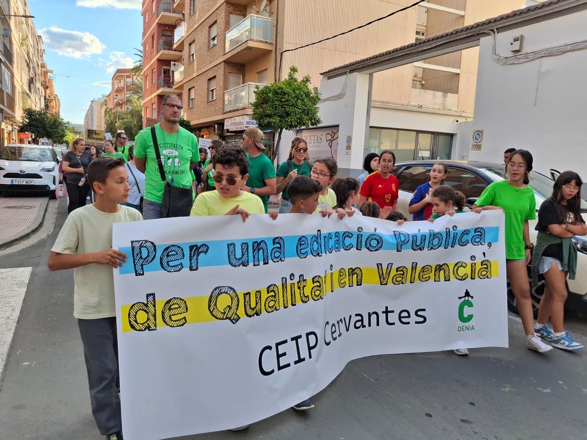 Las imágenes de la multitudinaria e histórica manifestación de los docentes y familias en Dénia
