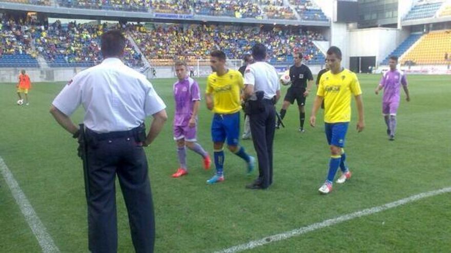 Javilillo abandona el terreno de juego, ante la atenta mirada de los agentes policiales encargados de evitar cualquier tipo de altercado.