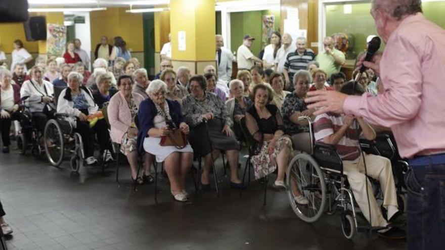 Usuarios de la residencia mixta de la tercera edad de Pumarín (Gijón), durante un acto recreativo.