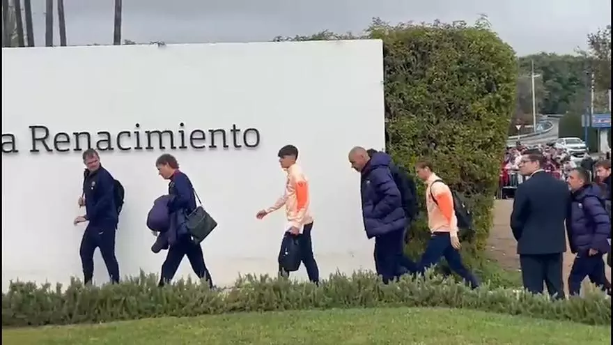 El FC Barcelona llega al hotel de concentración en Sevilla con ovación incluída a Pedri