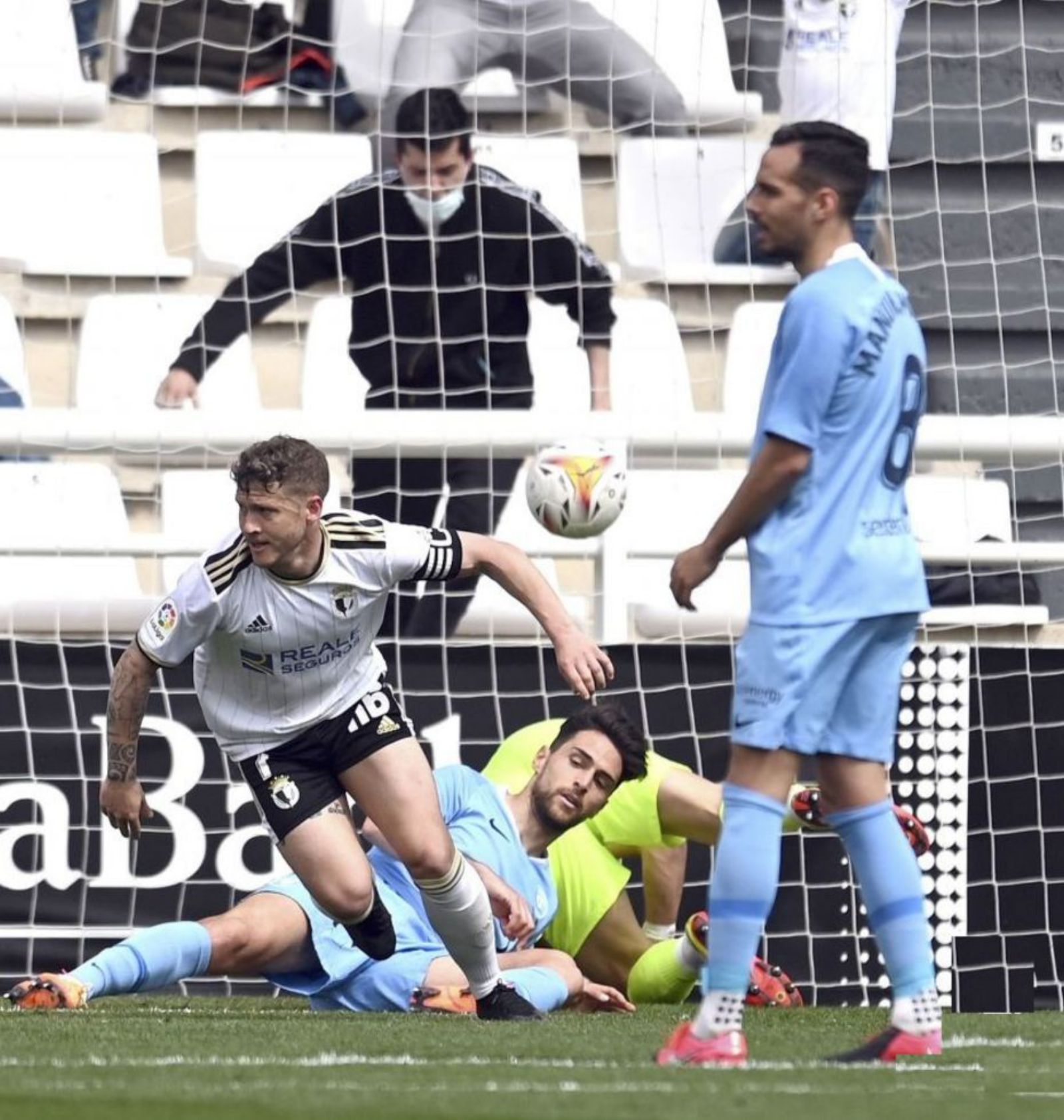 Juanma celebra el gol precedido de un fallo de Molina.  