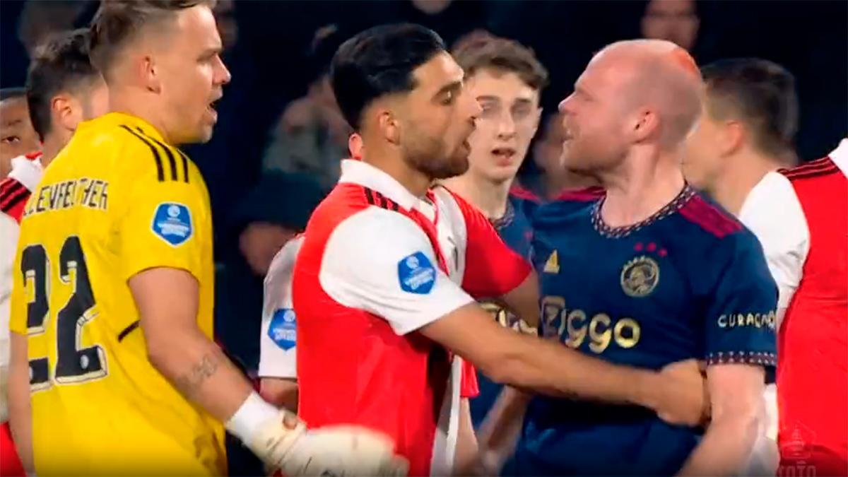 Mechero al vuelo, impacto en la cabeza y sangre... ¡Supendido el Feyenoord - Ajax!