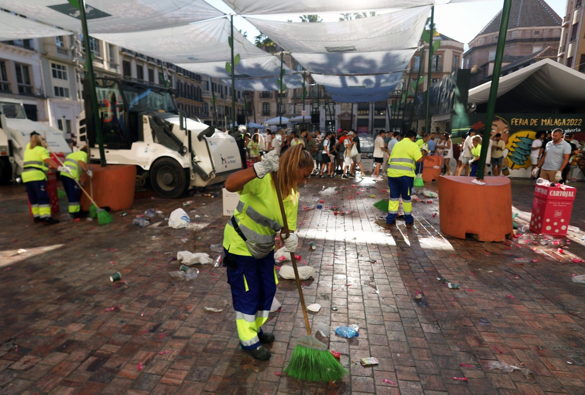 Efectivos de limpieza de Málaga comienzan su trabajo a partir de las 18.00 horas en las calles del Centro