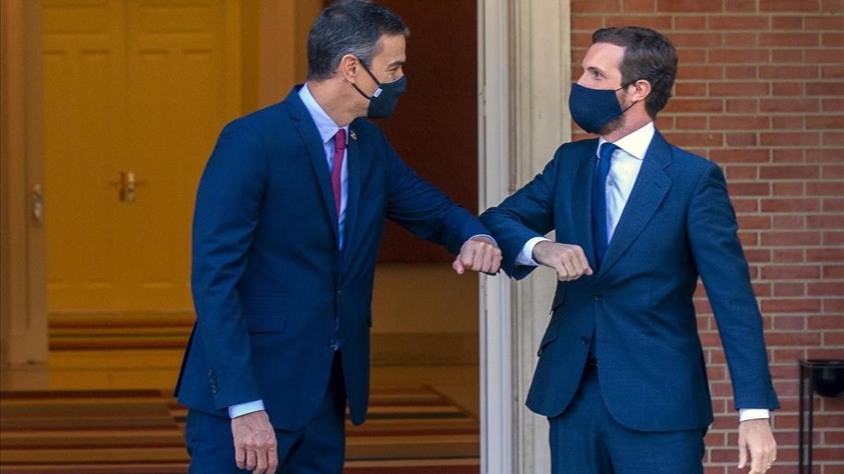 El presidente del Gobierno  Pedro Sanchez y el presidente del PP  Pablo Casado  se saludan con el codo en el Palacio de Moncloa  antes del inicio de su reunión, el pasado 2 de septiembre