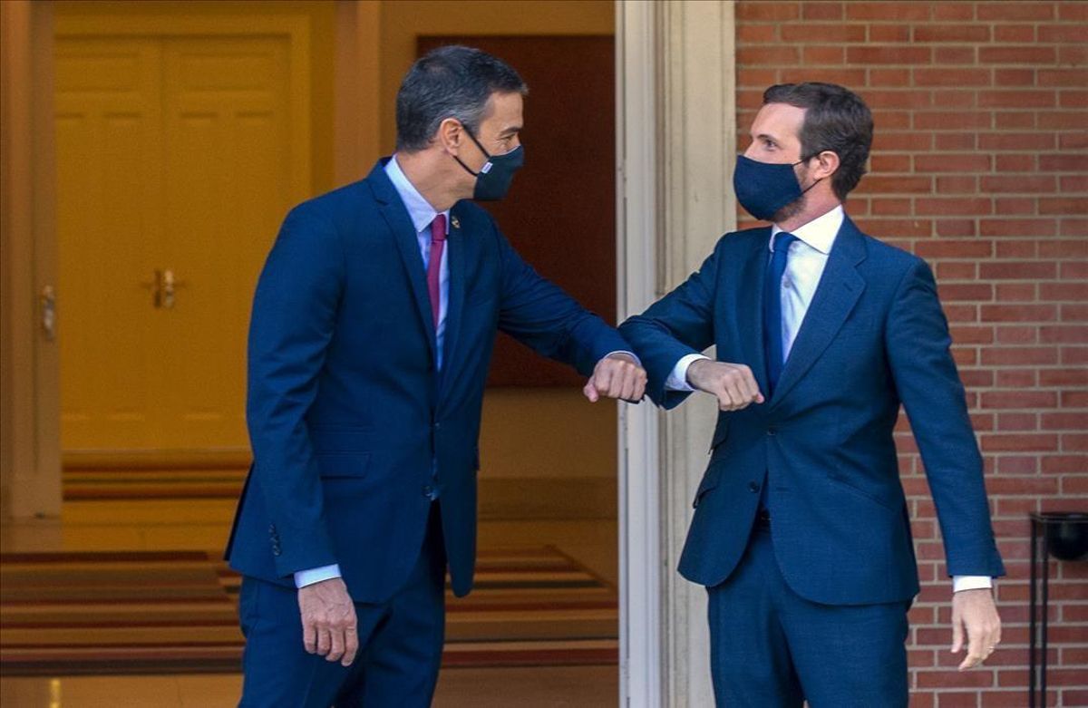 El presidente del Gobierno  Pedro Sanchez (i) y el presidente del PP  Pablo Casado  se saludan con el codo en el Palacio de Moncloa  antes del inicio de su reunion  en Madrid (Espana)  a 2 de septiembre de 2020  El lider del Partido Popular ha sido el primero en ser citado por Sanchez dentro de la ronda de reuniones con las fuerzas de oposicion para sondear posibles apoyos para la negociacion de los Presupuestos Generales y la renovacion pendiente de instituciones como el Consejo General del Poder Judicial (CGPJ)   02 SEPTIEMBRE 2020 PRESUPUESTOS PGE CONSEJO GENERAL DEL PODER JUDICIAL CGPJ NEGOCIACION  Pool  02 09 2020