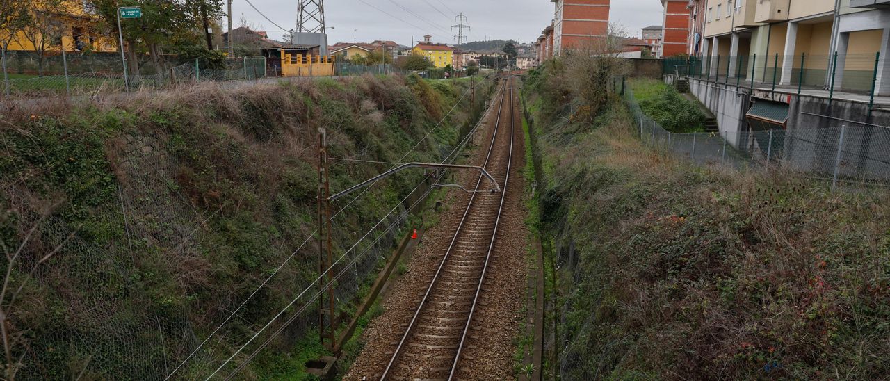 Parte del actual trazado ferroviario que desaparecerá, entre La Rocica y El Pozón.