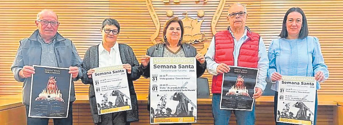 González, no centro, durante a presentación da Semana Santa muradá