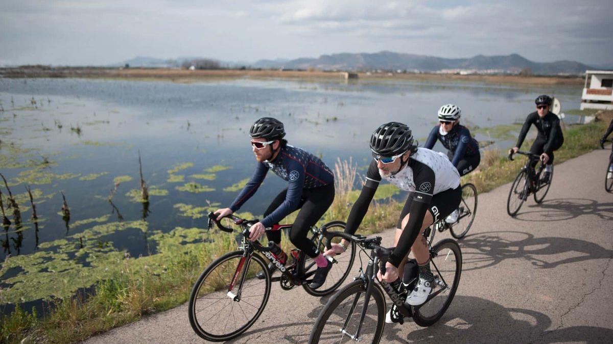 Un grupo de cicloturistas avanzan por uno de los muchos recorridos que ofrece la comarca de la Plana Baixa para disfrutar de este deporte.