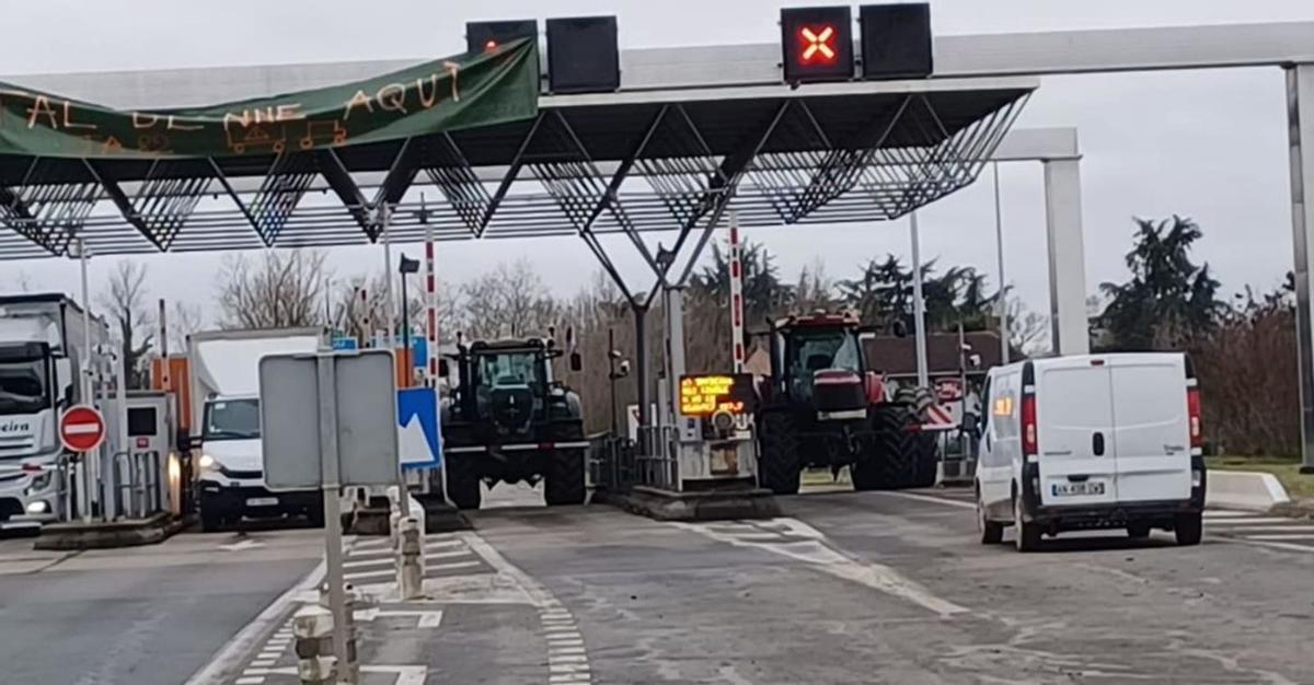 Protesta en Francia, con tractores bloqueando el acceso en un peaje al otro lado de la frontera con España. | PYMETRANS