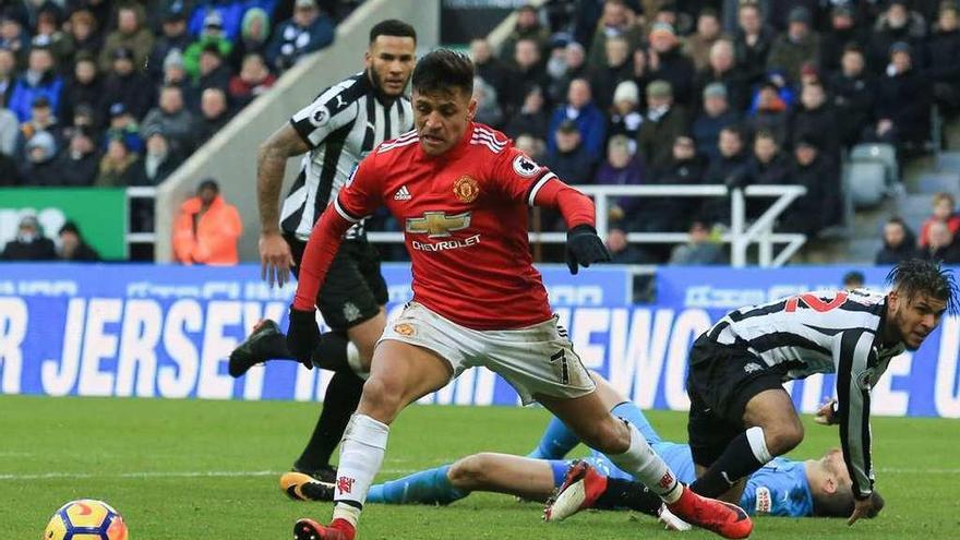 Alexis Sánchez, del Manchester United, lucha por un balón en el partido de ayer. // Lindsey Parnaby